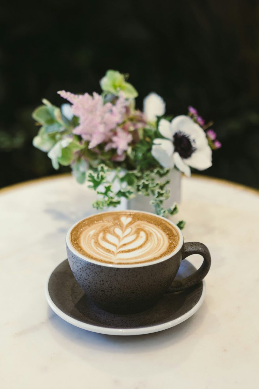 Cafés fleuristes: 4 adresses où déguster son latte au milieu des fleurs